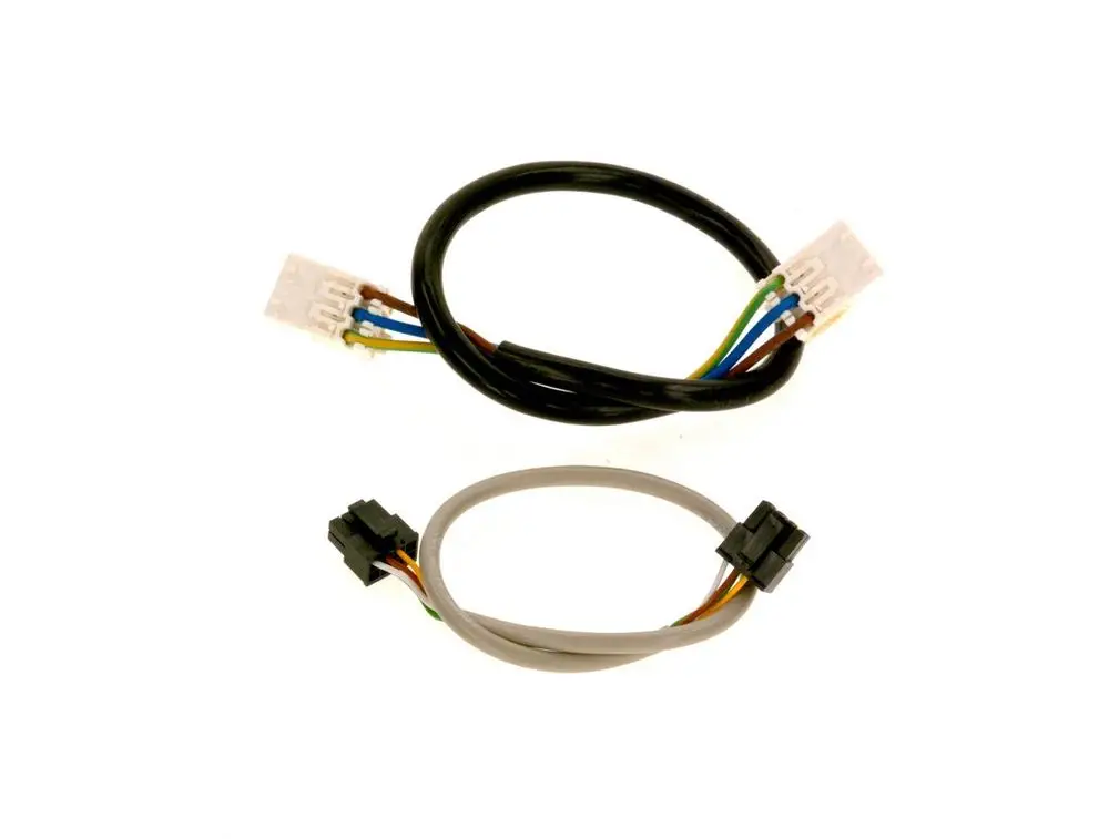 Kabelsatz von Bosch mit zwei Anschlussleitungen in verschiedenen Farben. Oben ein Stecker mit mehreren Anschlüssen, unten ein schmalerer Stecker.